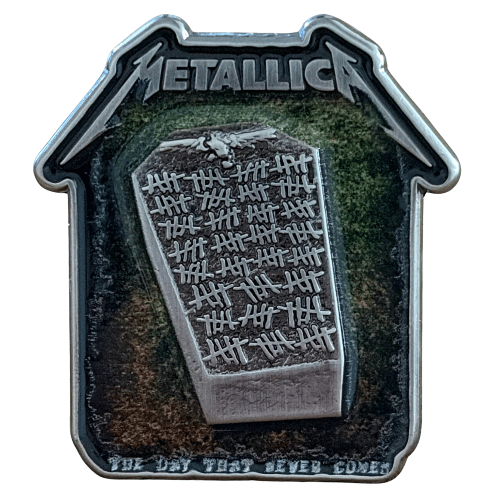 Metallica Anstecker Pin · Never Die Tombstone (3cm x 4cm)